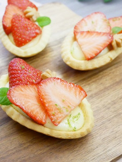 好夢幻「卡士達草莓塔」捨不得咬下♡ 的食譜成品照片