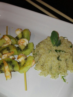 Una foto de Brochetas de gambas y kiwi