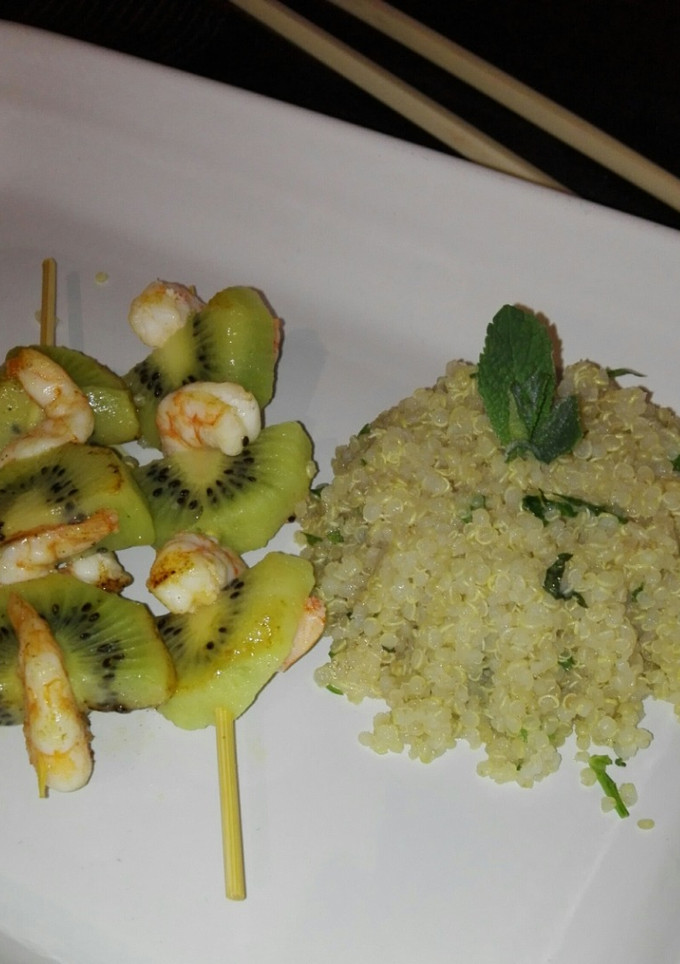 Una foto de Brochetas de gambas y kiwi