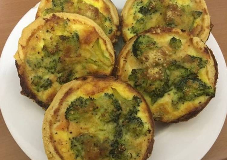 Recetta di Fatto in casa super veloce Quiche salata Salmone e broccoli