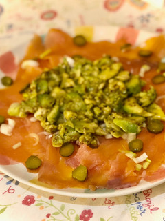 Una foto de Tartar de salmón con aguacate aliñado