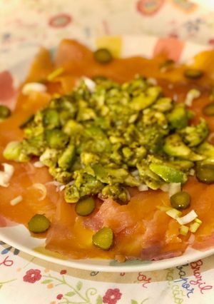 Una foto de Tartar de salmón con aguacate aliñado