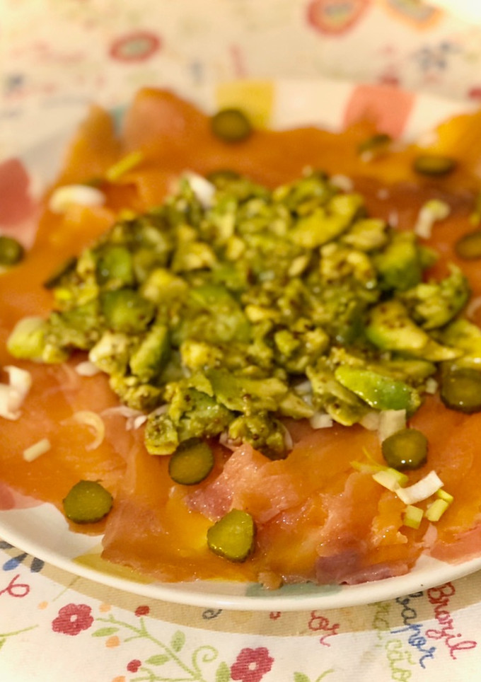 Una foto de Tartar de salmón con aguacate aliñado