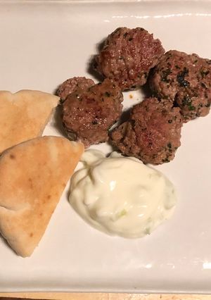 Une photo de Keftas d'agneau à la sauce au yaourt