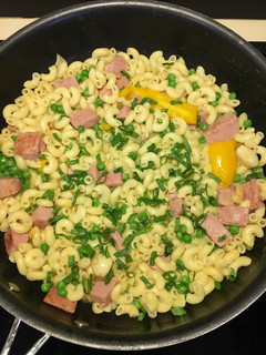 Una foto de Pasta con Jamón-Crema de Maíz-Guisantes