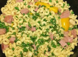 Una foto de Pasta con Jamón-Crema de Maíz-Guisantes