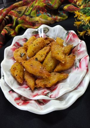चीजी रवा निमकी (cheesy rava nimki recipe in Hindi) रेसिपी मुख्य फोटो