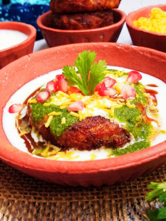 દિલ્હી આલુ ટિક્કી ચાટ(Delhi Aloo Tikki Chaat Recipe In Gujarati) રેસીપી મુખ્ય ફોટો