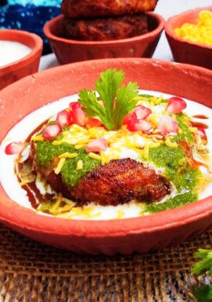 દિલ્હી આલુ ટિક્કી ચાટ(Delhi Aloo Tikki Chaat Recipe In Gujarati) રેસીપી મુખ્ય ફોટો