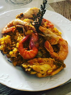 Una foto de Arroz con pollo y gambas al aroma de tomillo