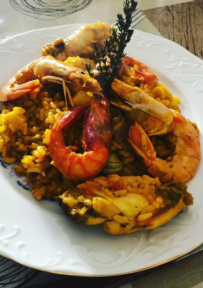 Una foto de Arroz con pollo y gambas al aroma de tomillo