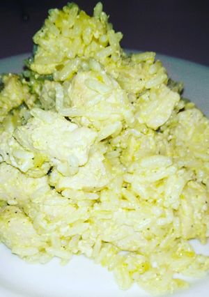 Une photo de Poulet au riz et sauce curry