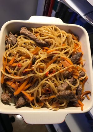 A picture of Fried spaghetti with carrots and beef.