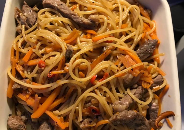 Tasy Fried spaghetti with carrots and beef