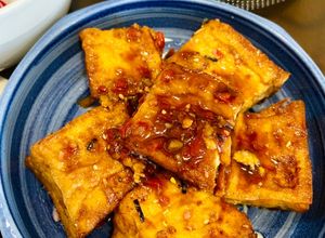 Hình của món Bún đậu hũ sốt nước tương chua cay.