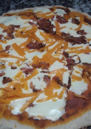 Una foto de Pizza de panceta dorada y cheddar