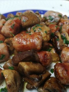 Una foto de Salteado de longanizas con champiñón