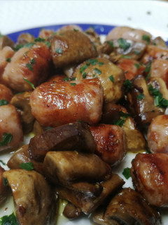 Una foto de Salteado de longanizas con champiñón