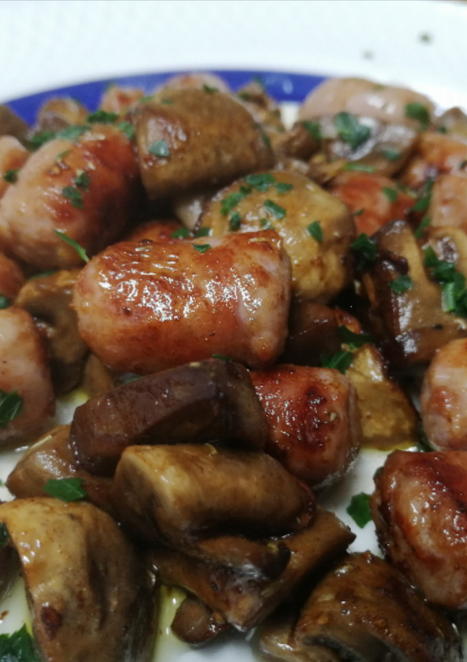 Una foto de Salteado de longanizas con champiñón
