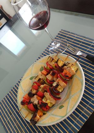 Una foto de Pinchos de pollo y verduras (no keto)