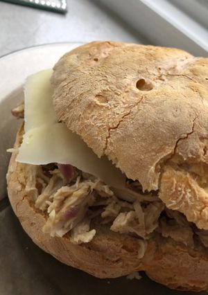 Tépett csirkés szendvics 🥪 recept fotója