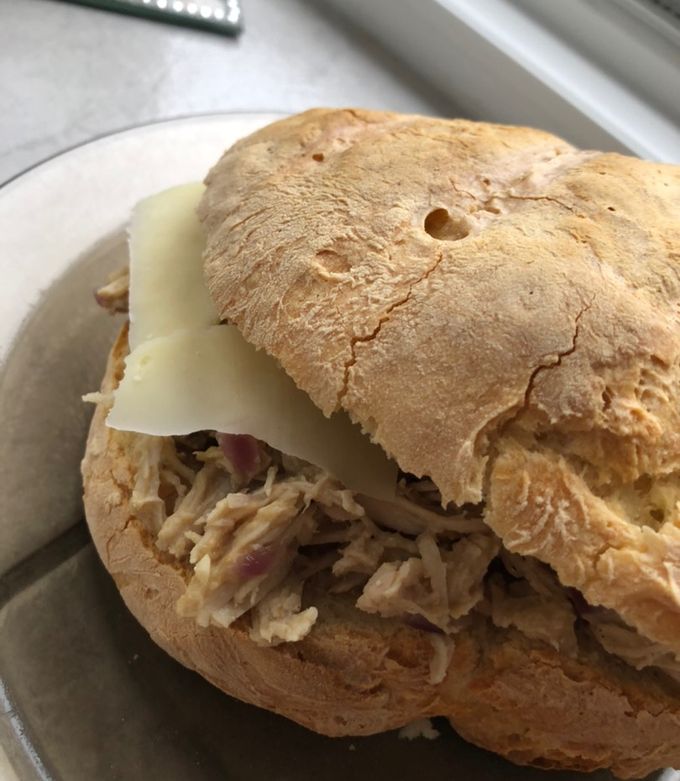 Tépett csirkés szendvics 🥪 recept fotója