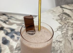 صورة لوصفة ميلك شيك كيندر بابسط المكونات 🤍