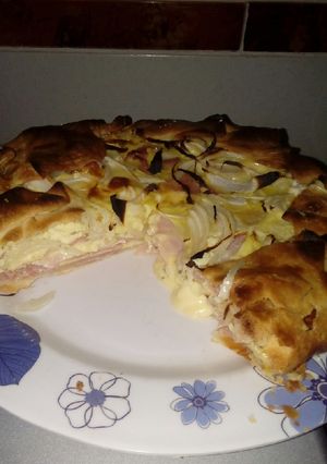 Una foto de Tarta de jamón y queso.fácil ! Y deliciosa !!