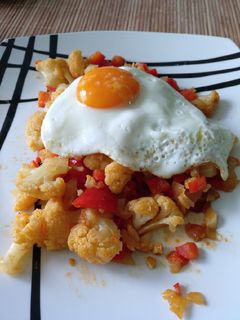 Una foto de Coliflor con pimientos y huevo