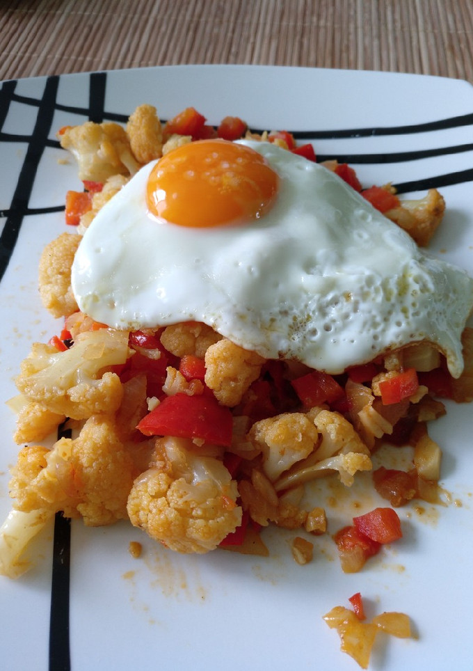 Una foto de Coliflor con pimientos y huevo