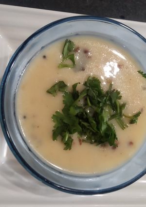 ગુજરાતી કઢી (Gujarati Kadhi Recipe In Gujarati) રેસીપી મુખ્ય ફોટો