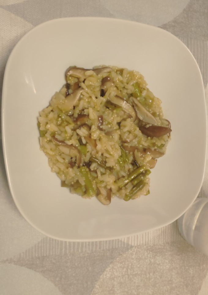 Una foto de Risotto de espárragos y setas shiitake con quinoa