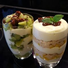A picture of Mango Float in a cup.