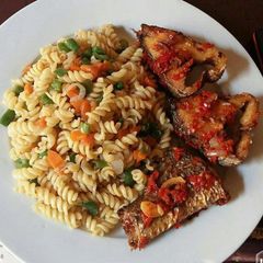 A picture of Macaroni with pappe fish.