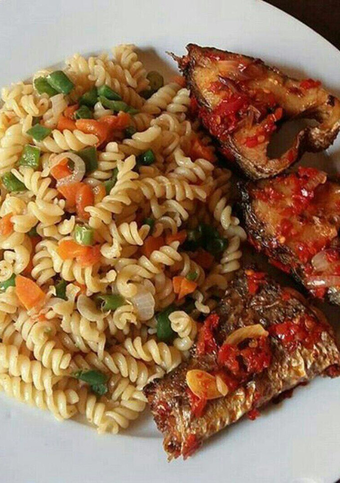 A picture of Macaroni with pappe fish.