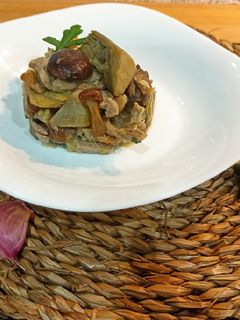 Una foto de Cabeza de lomo de cerdo 🐷 con setas y alcachofas 🍽️🍄