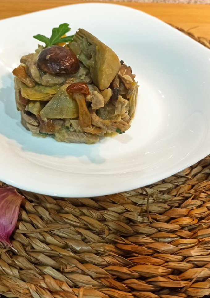 Una foto de Cabeza de lomo de cerdo 🐷 con setas y alcachofas 🍽️🍄