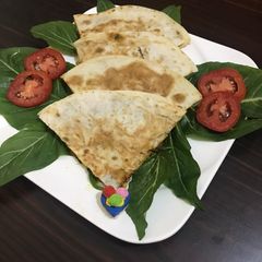 A picture of Spinach with tomato 🍅 sauce and 🧀 cheese wraps/quesadillas.