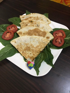 A picture of Spinach with tomato 🍅 sauce and 🧀 cheese wraps/quesadillas.