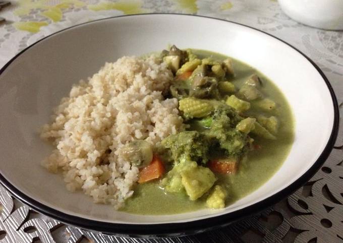 Garden Vegetables in Thai Green Curry with Brown Rice Recipe