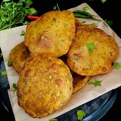 A picture of Kothimbir aloo masala poori.