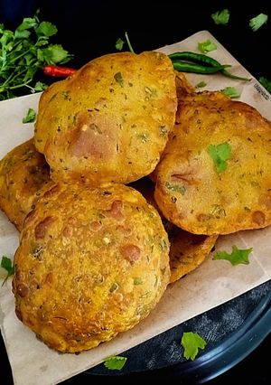 A picture of Kothimbir aloo masala poori.