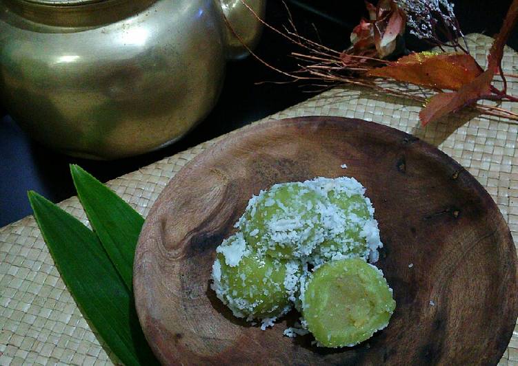 Bola Klepon Isi Kacang Hijau