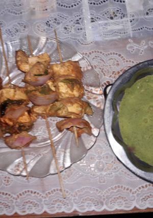 A picture of Paneer Tikka With green dip.