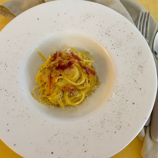 Espaguetis a la carbonara con guanciale bien dorado