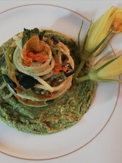 Foto di Spaghetti con crema di zucchine e fiori di zucca 🌷