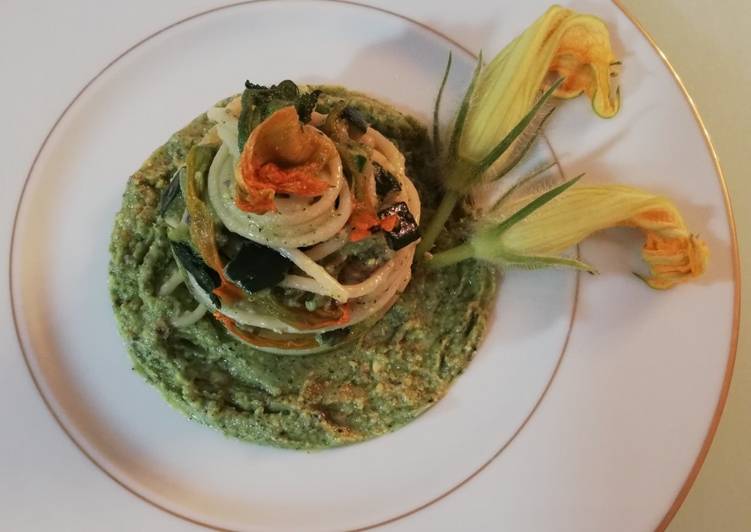 Spaghetti con crema di zucchine e fiori di zucca 🌷