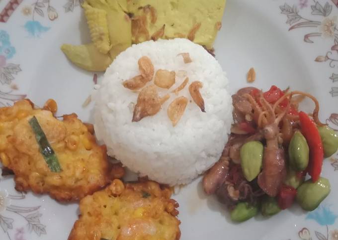 Cara Gampang Menyiapkan 1piring 3 menu (dadar jagung,opor,plus sambel baby cumi pete) yang Bisa Manjain Lidah