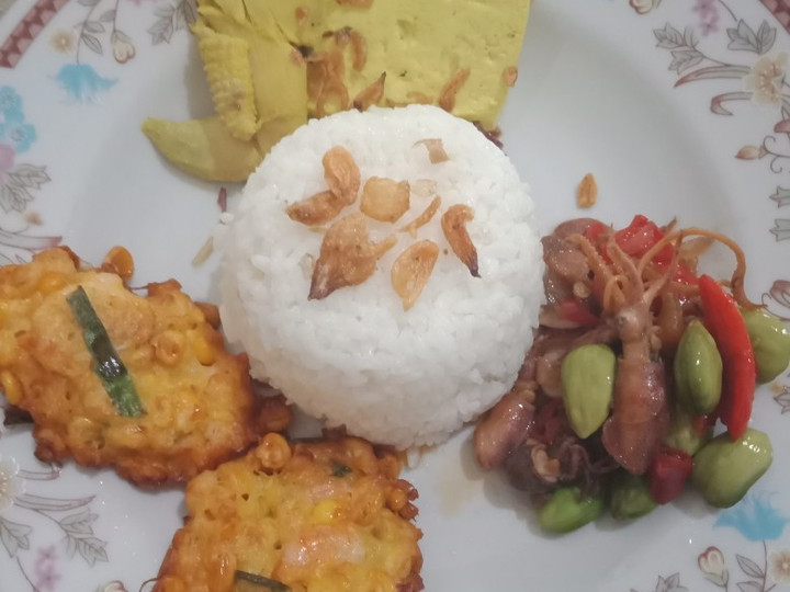 Cara Gampang Menyiapkan 1piring 3 menu (dadar jagung,opor,plus sambel baby cumi pete) yang Bisa Manjain Lidah