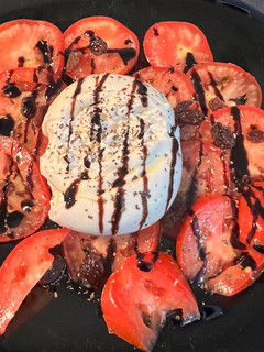 Una foto de Ensalada de queso burrata
